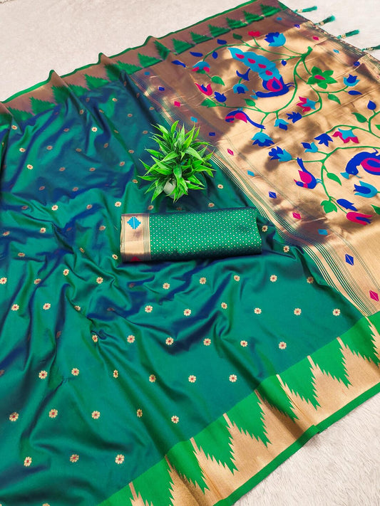 Smashing Rama Paithani Silk Saree With Engrossing Blouse Piece
