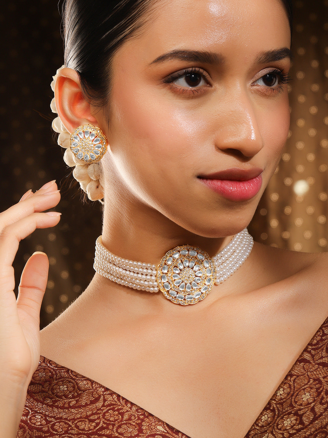Wentra Gold Plated Elegant Kundan Choker Set With White Beads.