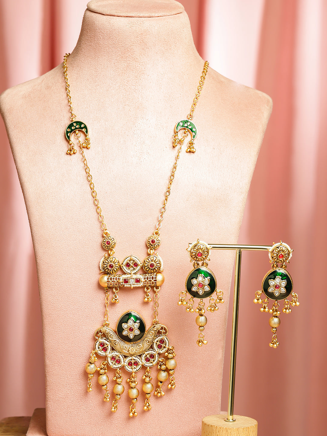 Contemprary Meets Traditions Necklace Set