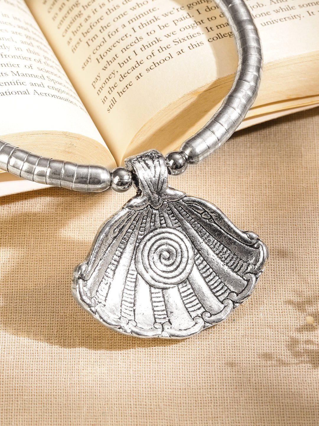 Ocean s Shell Flaunting Statement Necklace