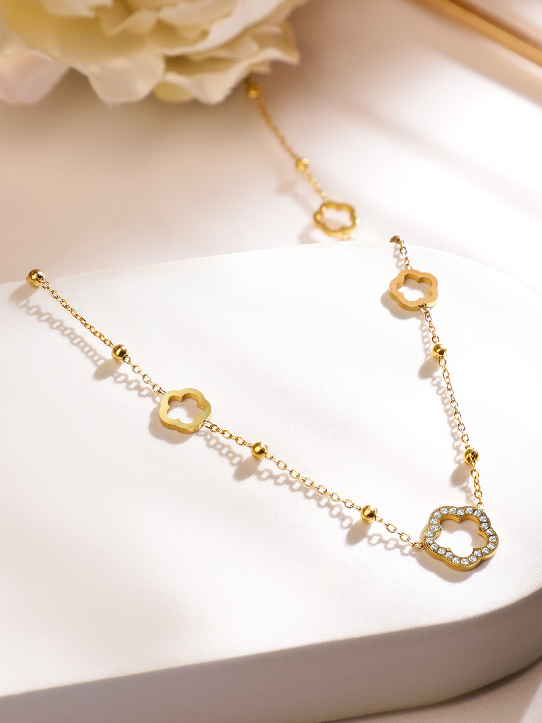 Gold Toned Floral necklace