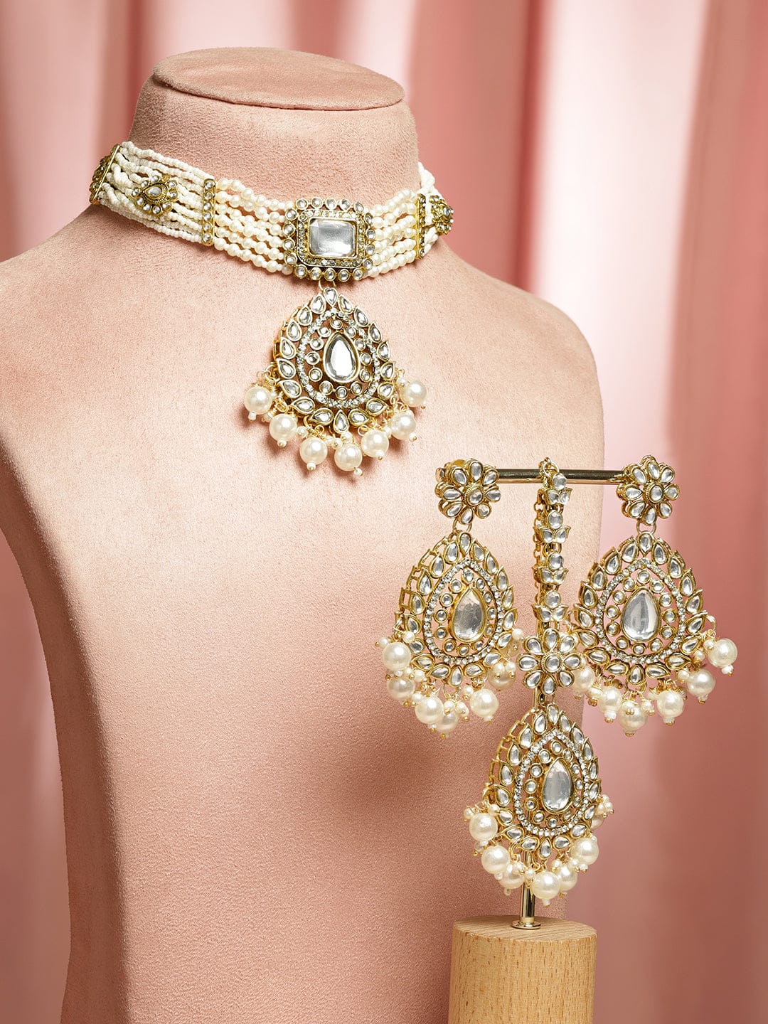 Design of Divine Kundan Pearls Choker Set
