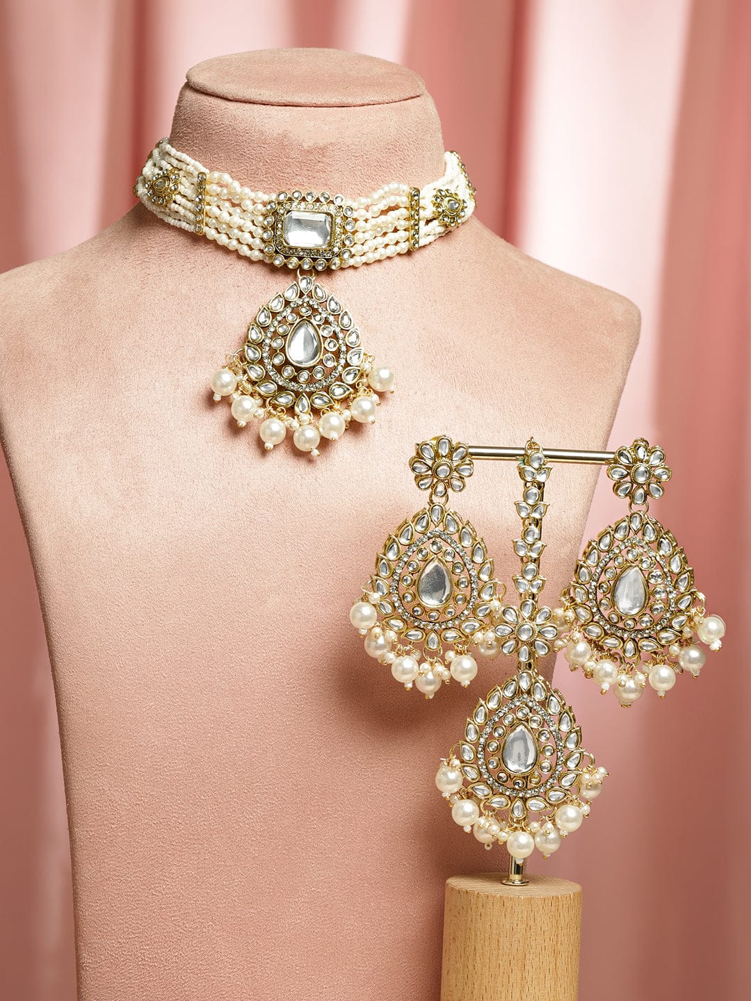 Design of Divine Kundan Pearls Choker Set