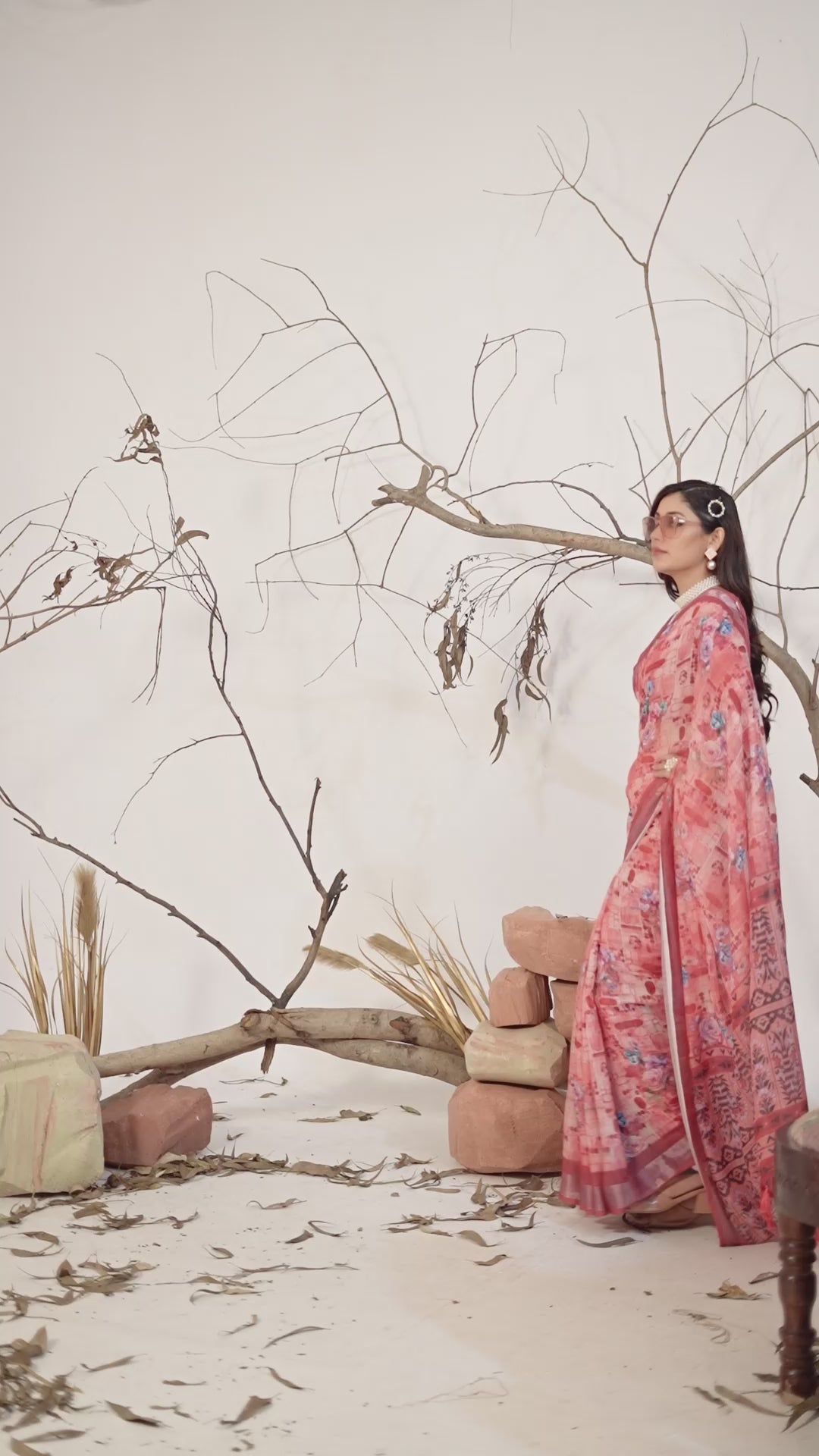 Women's Premium Linen Silk Floral Printed Saree with Pink Woven Border & Tassel Pallu