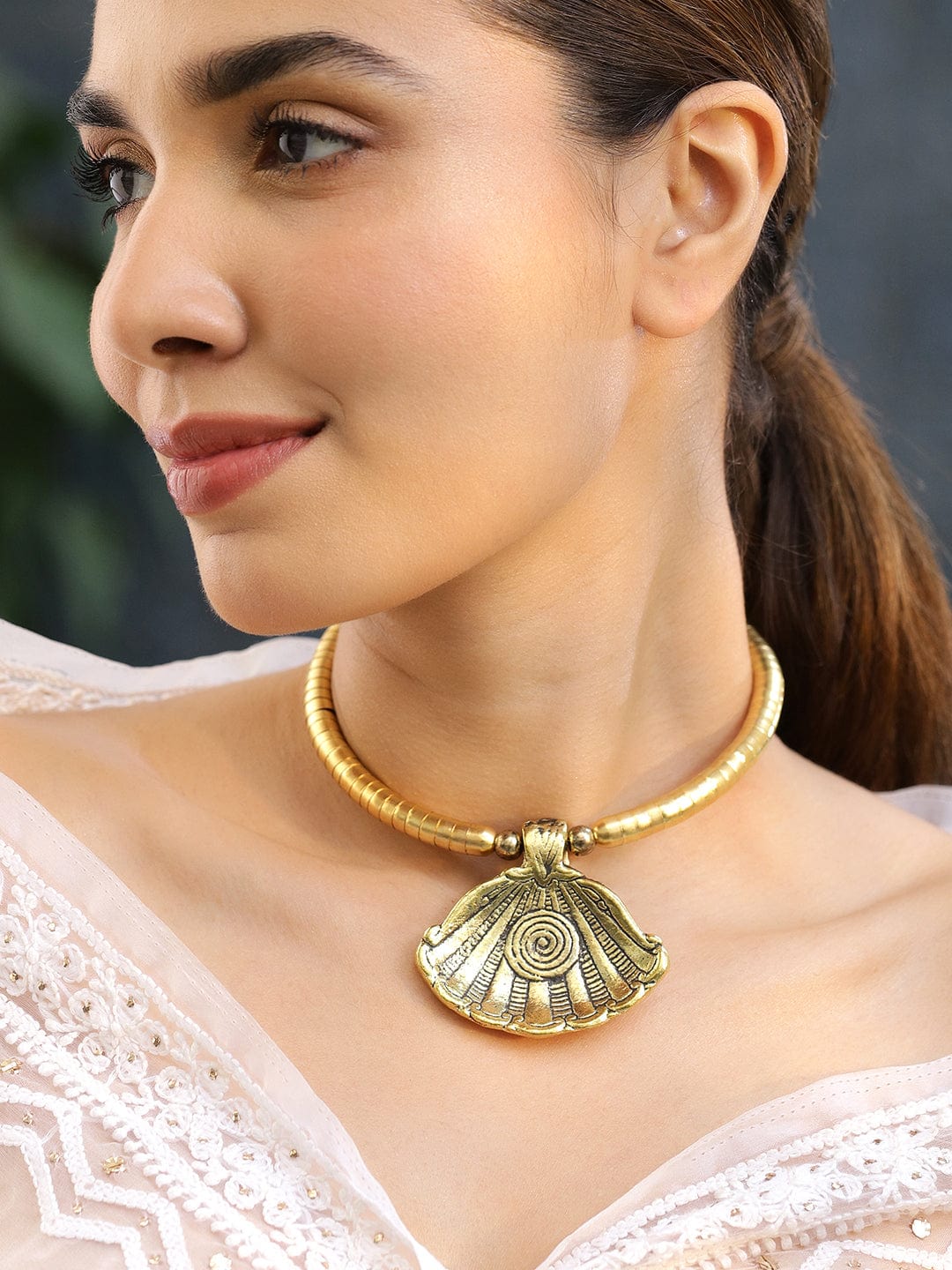 Ocean s Shell Flaunting Statement Necklace