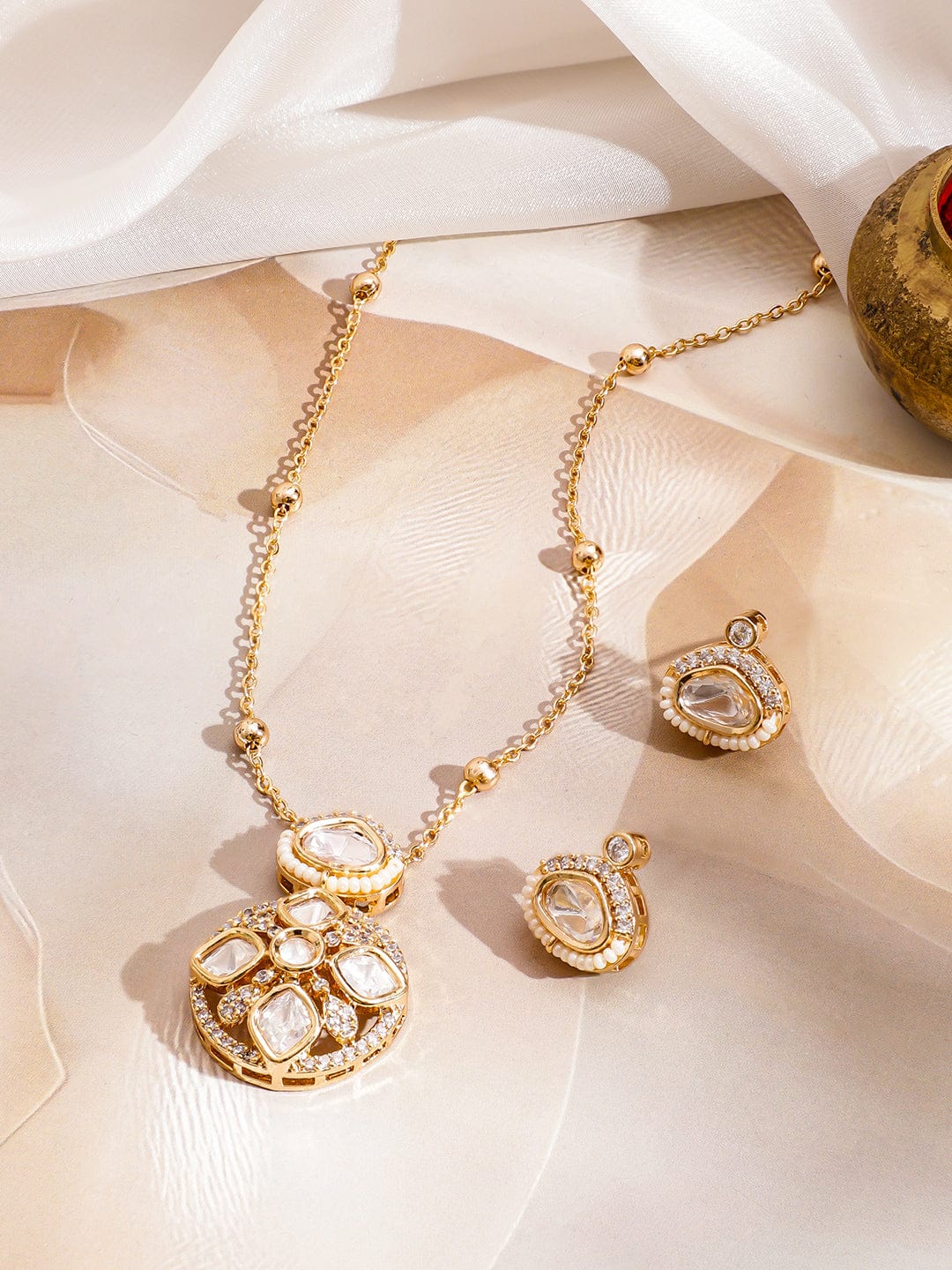 Shimmer of Stillness Kundan Pendant Set