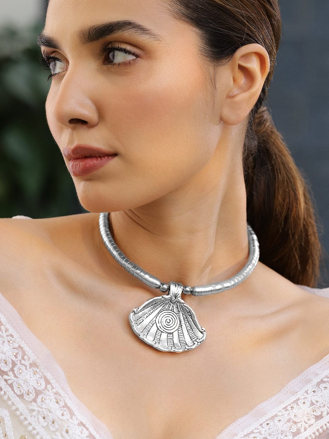 Ocean s Shell Flaunting Statement Necklace